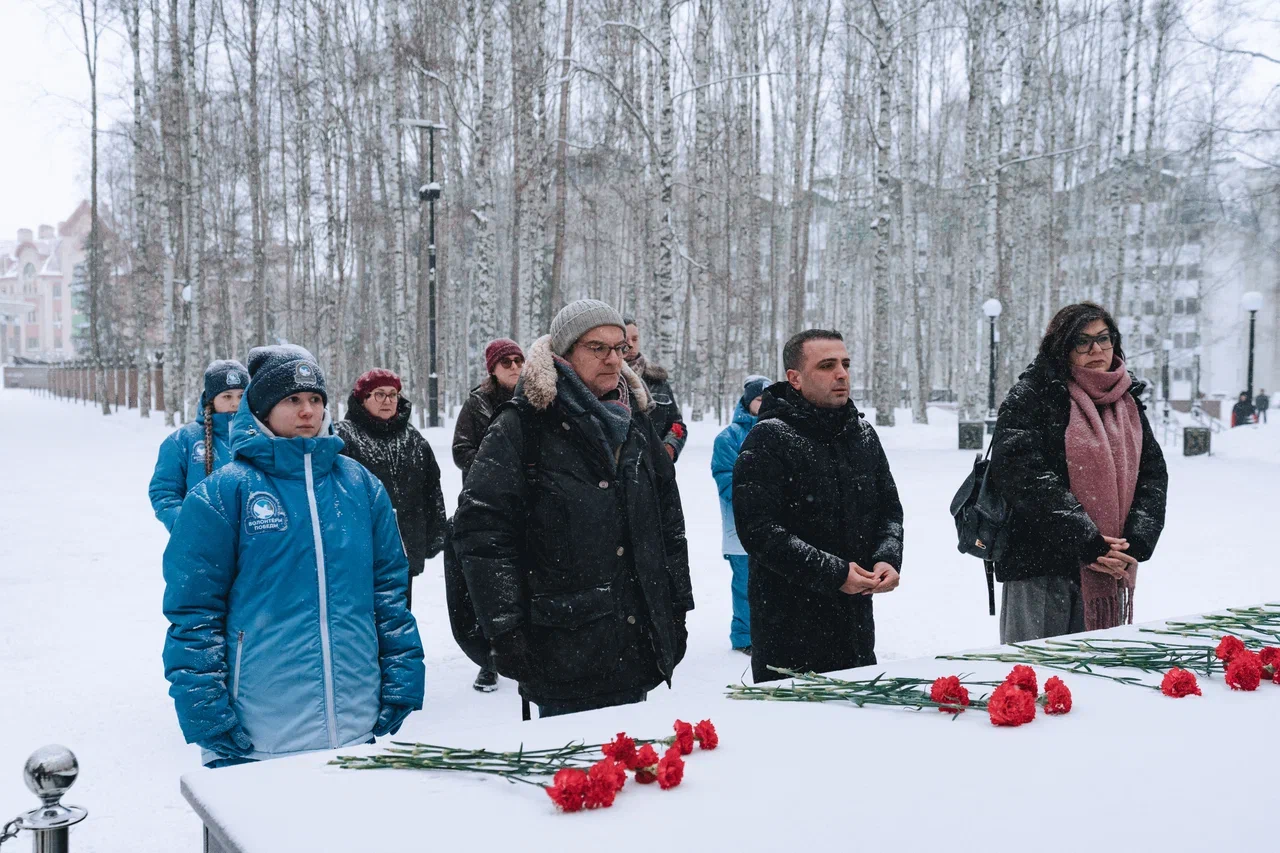 Гости столицы Югры возложили цветы к Вечному огню Мемориала Славы