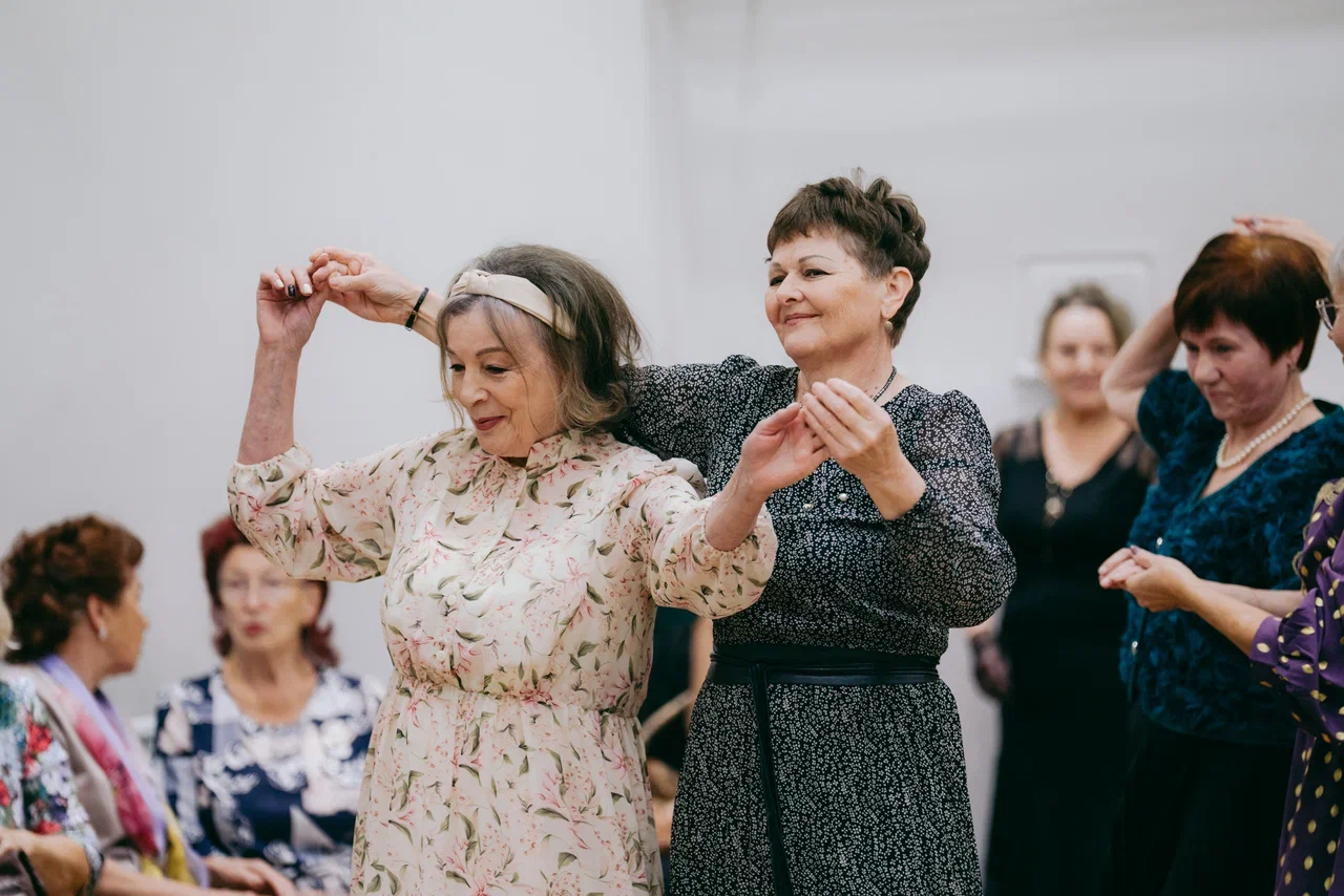  Старшее поколение Ханты-Мансийска закружилось в осеннем вальсе