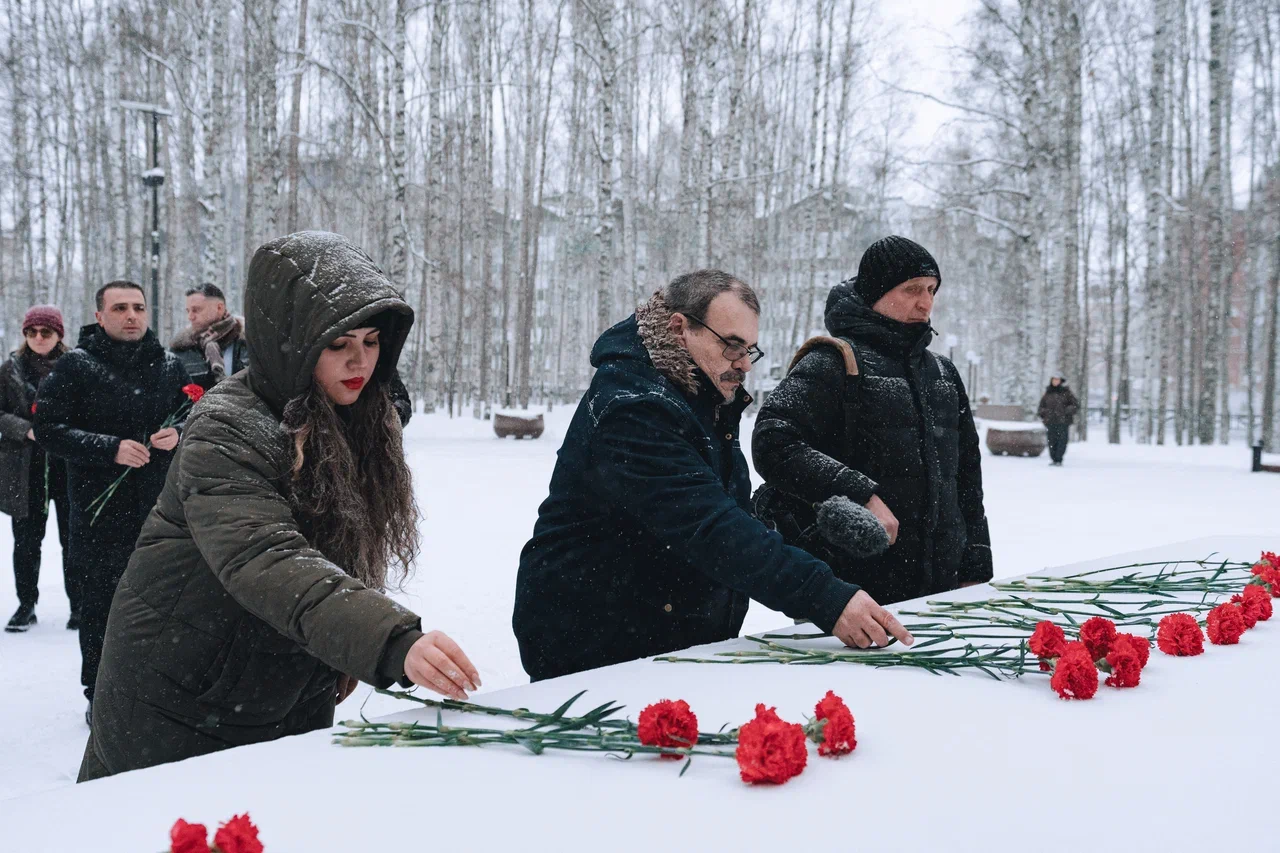 Гости столицы Югры возложили цветы к Вечному огню Мемориала Славы