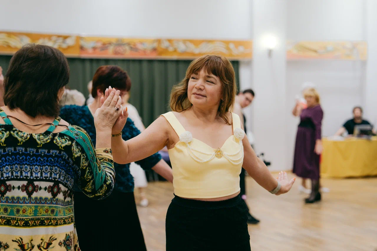  Старшее поколение Ханты-Мансийска закружилось в осеннем вальсе