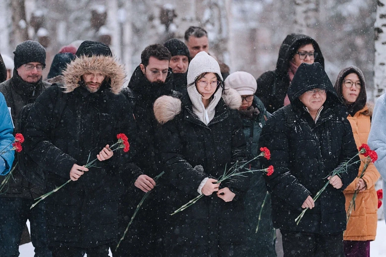 Гости столицы Югры возложили цветы к Вечному огню Мемориала Славы