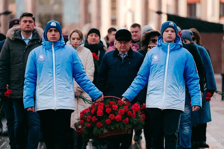 Иностранные гости Ханты-Мансийска возложили цветы к Вечному огню