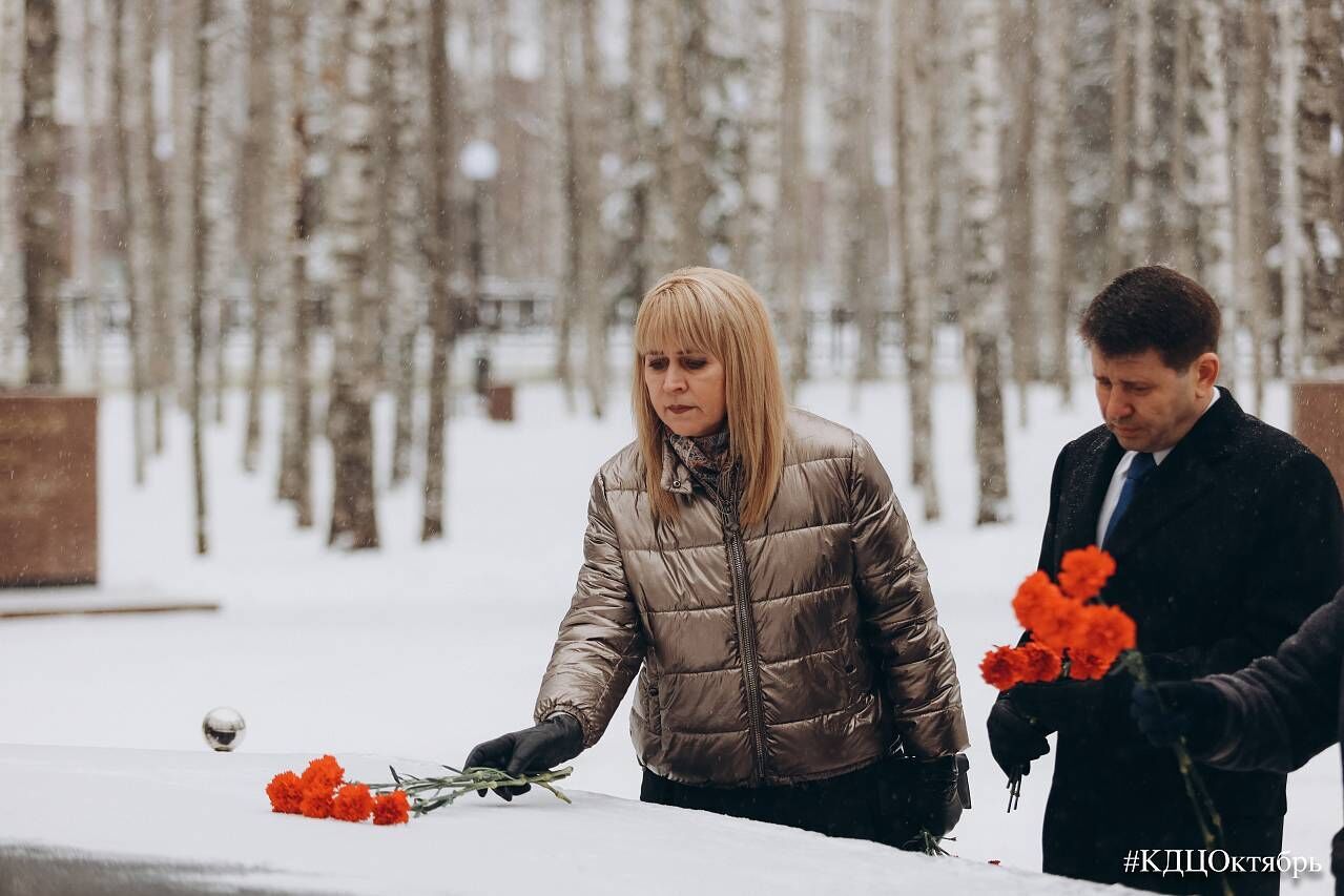 Делегация из города Макеевки возложила цветы к Мемориалу Славы