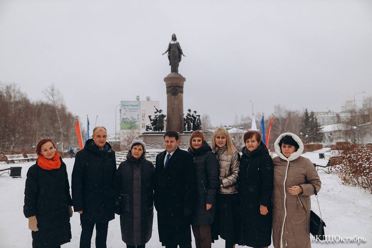 Делегация из города Макеевки возложила цветы к Мемориалу Славы