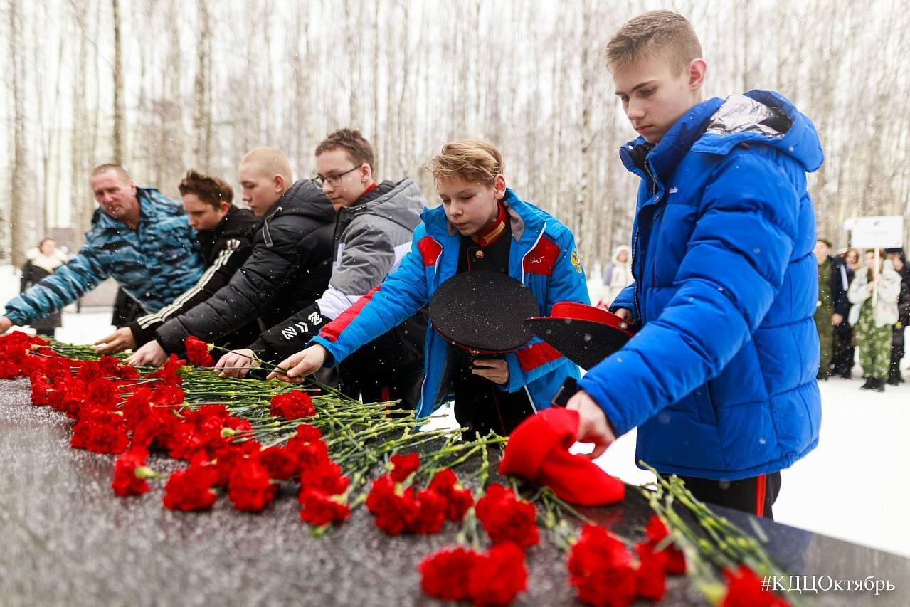 Юнармейцы Ханты-Мансийского района возложили цветы к Вечному огню
