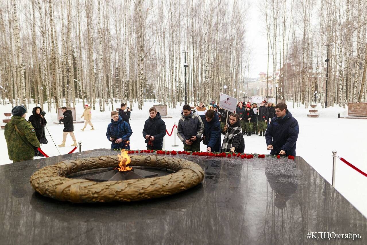 Юнармейцы Ханты-Мансийского района возложили цветы к Вечному огню