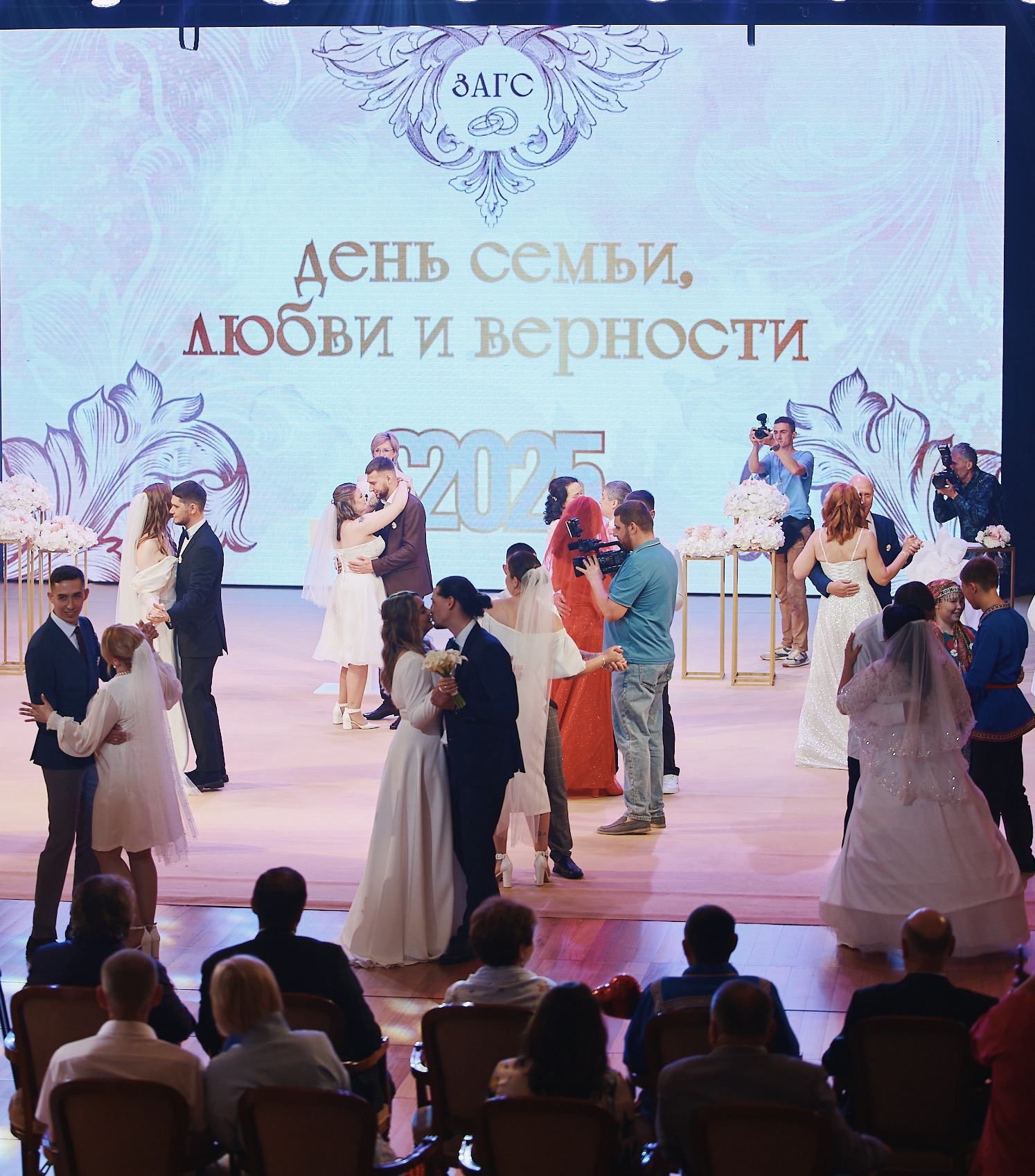 Солисты «Октября» украсили окружную массовую церемонию бракосочетания