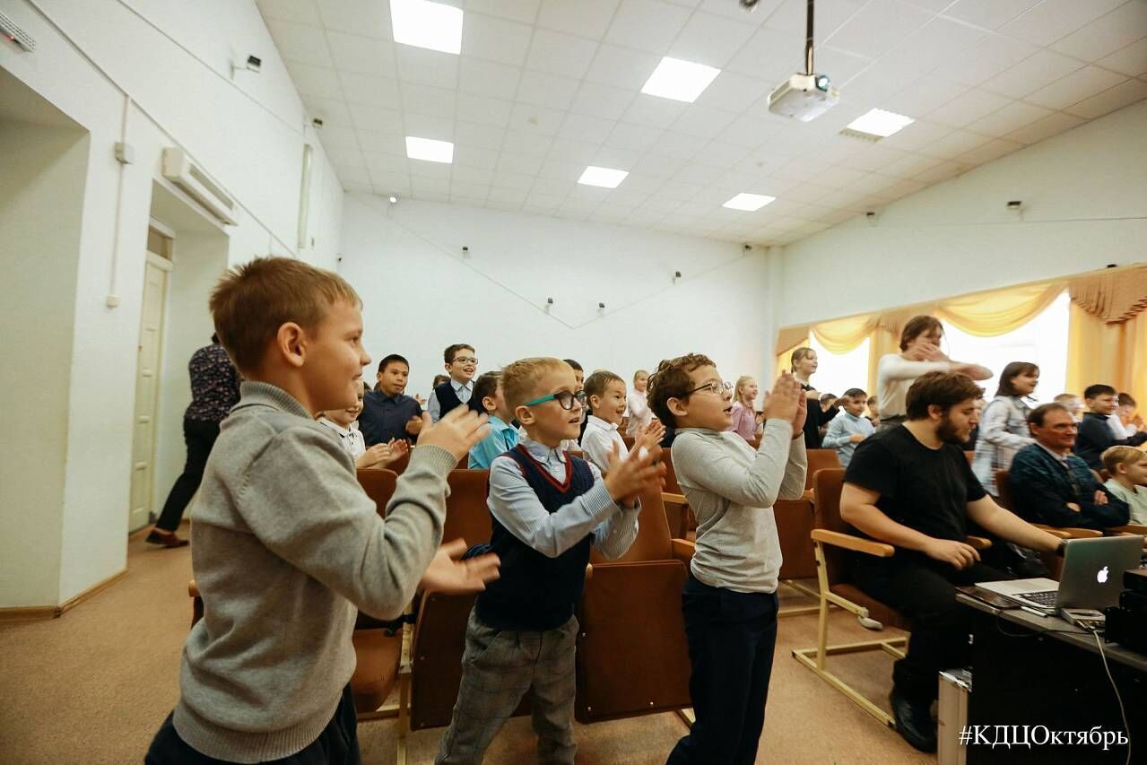 Сказочные герои КДЦ «Октябрь» в гостях у школьников