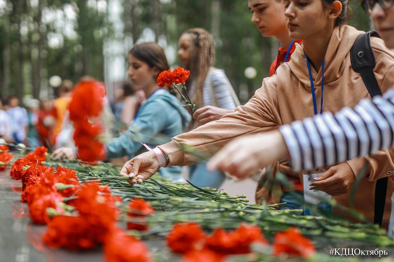 Кдц новости. Умирающие цветы. Возложение цветов к памятнику погибшим в Великой Отечественной войне. Парк памяти. Парк Победы сегодня мероприятия.