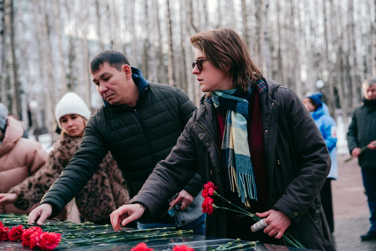 Иностранные гости Ханты-Мансийска возложили цветы к Вечному огню