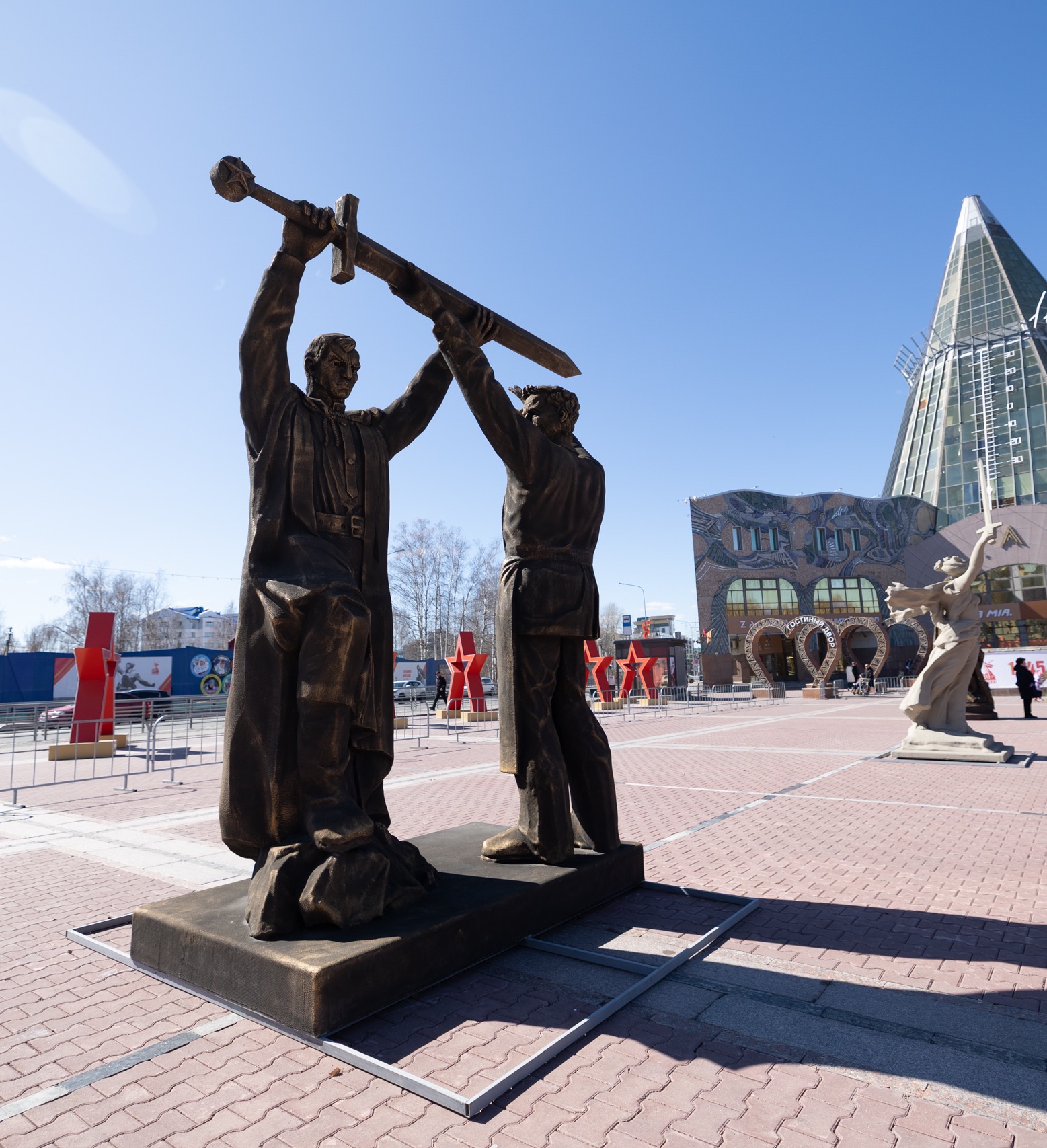 «Символы Победы»: в Ханты-Мансийске представили реплики знаковых монументов