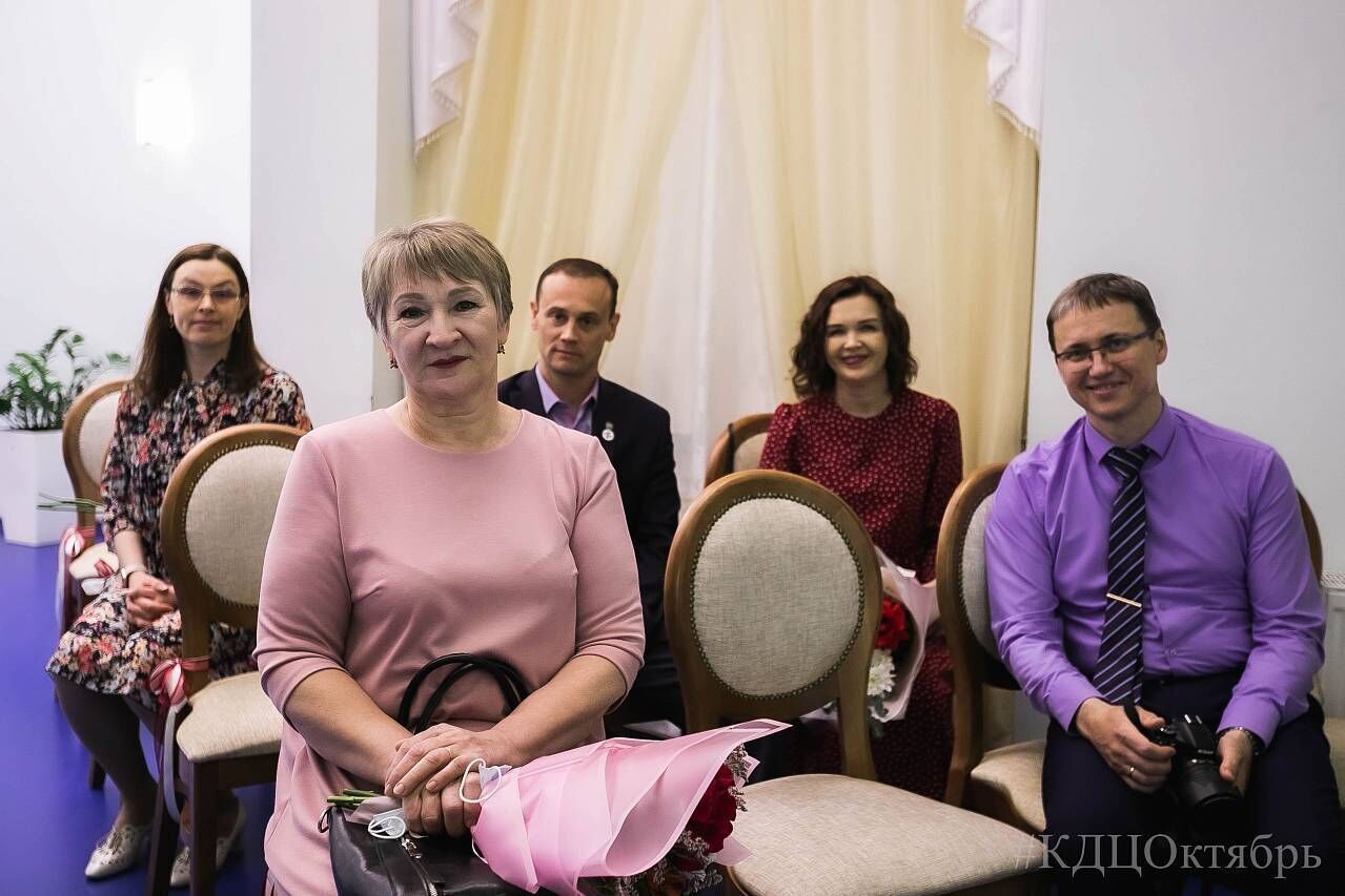 Артист Михаил Бишанов поздравил семью Мерзляковых с 50-летием совместной жизни