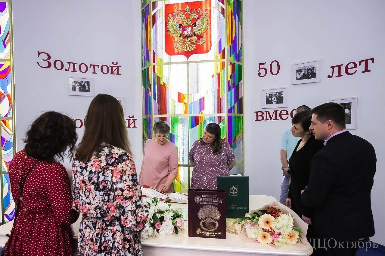 Артист Михаил Бишанов поздравил семью Мерзляковых с 50-летием совместной жизни