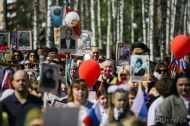 Празднование Дня Победы в Ханты-Мансийске началось с возложения цветов к Вечному огню