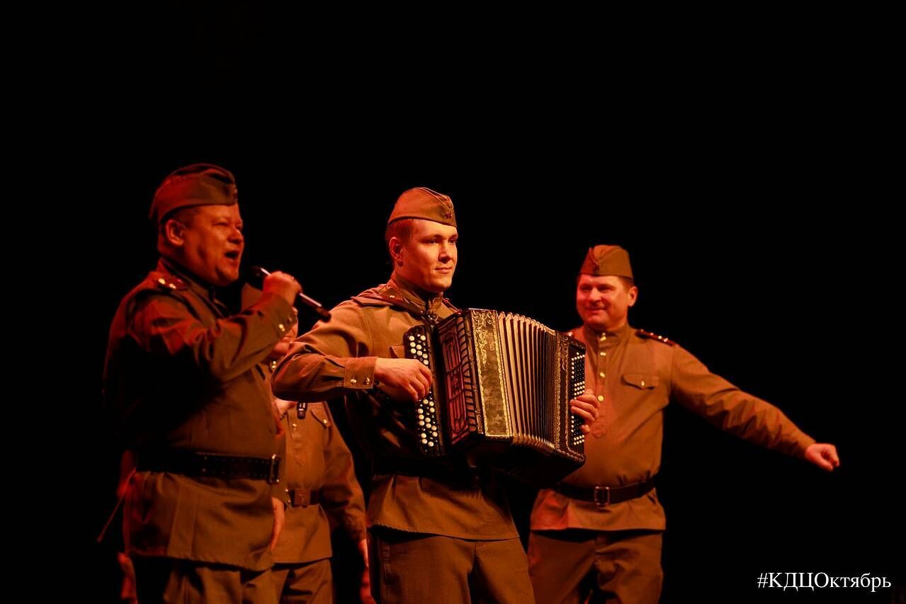 В КДЦ «Октябрь» прошел театрализованный концерт, посвященный 80-летию победы в Сталинградской битве