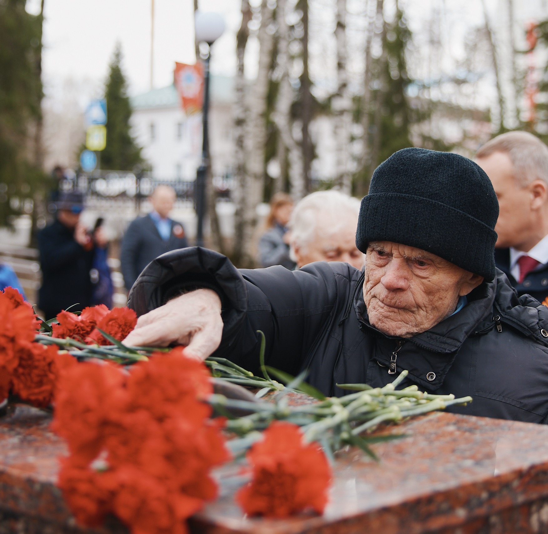 В День Весны и Труда в столице Югры почтили память тружеников тыла
