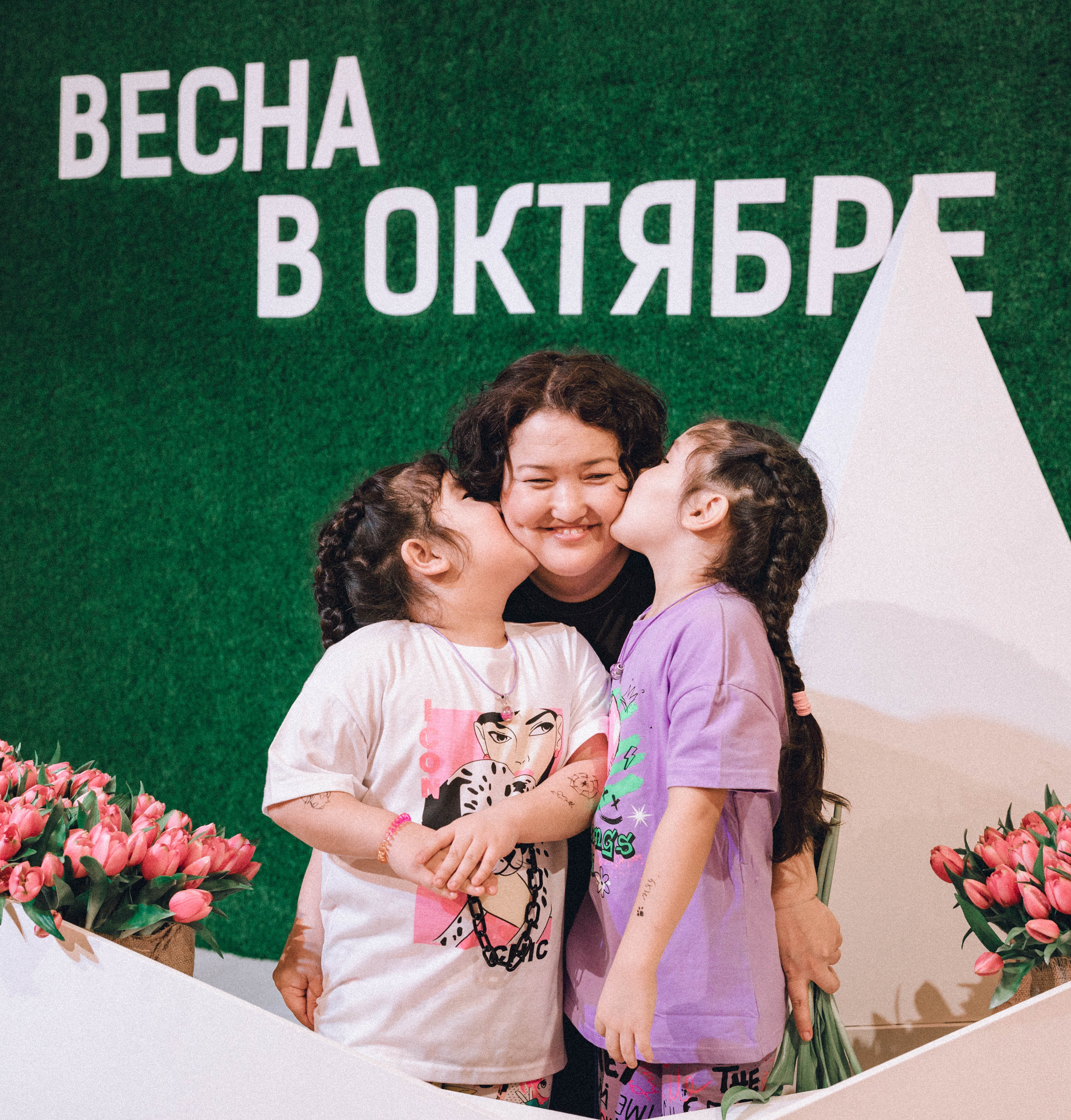 Мужчины «Октября» поздравили дам Ханты-Мансийска