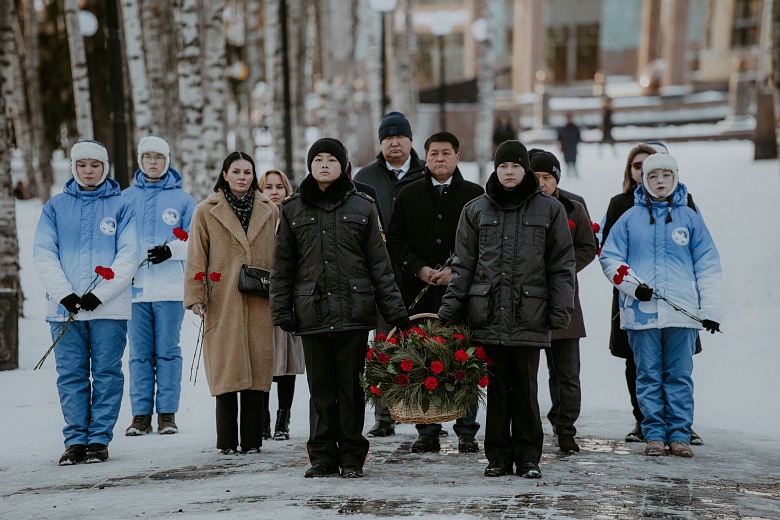 Участники Югорского экономического форума возложили цветы к Вечному огню