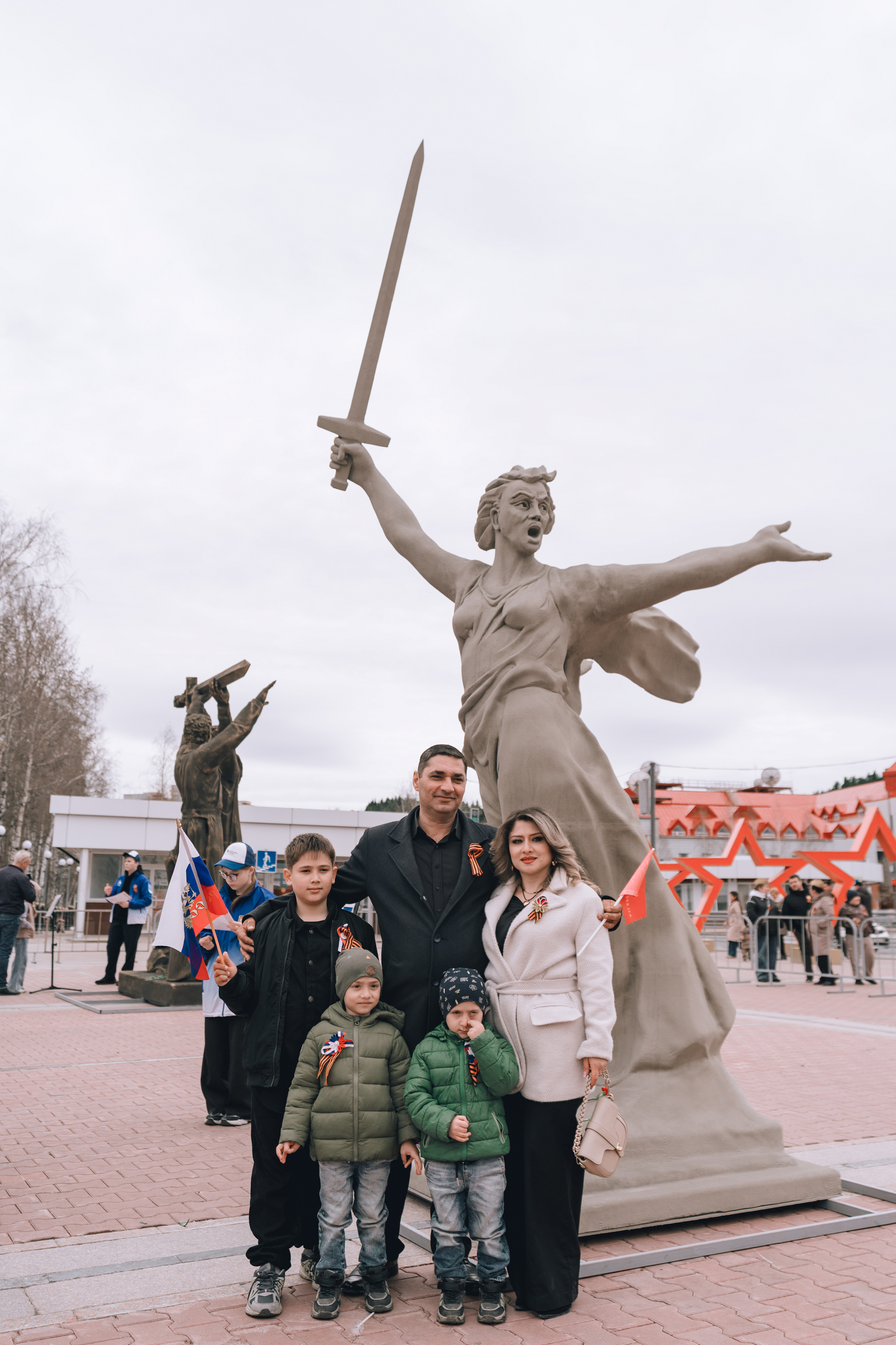 «Символы Победы»: в Ханты-Мансийске представили реплики знаковых монументов