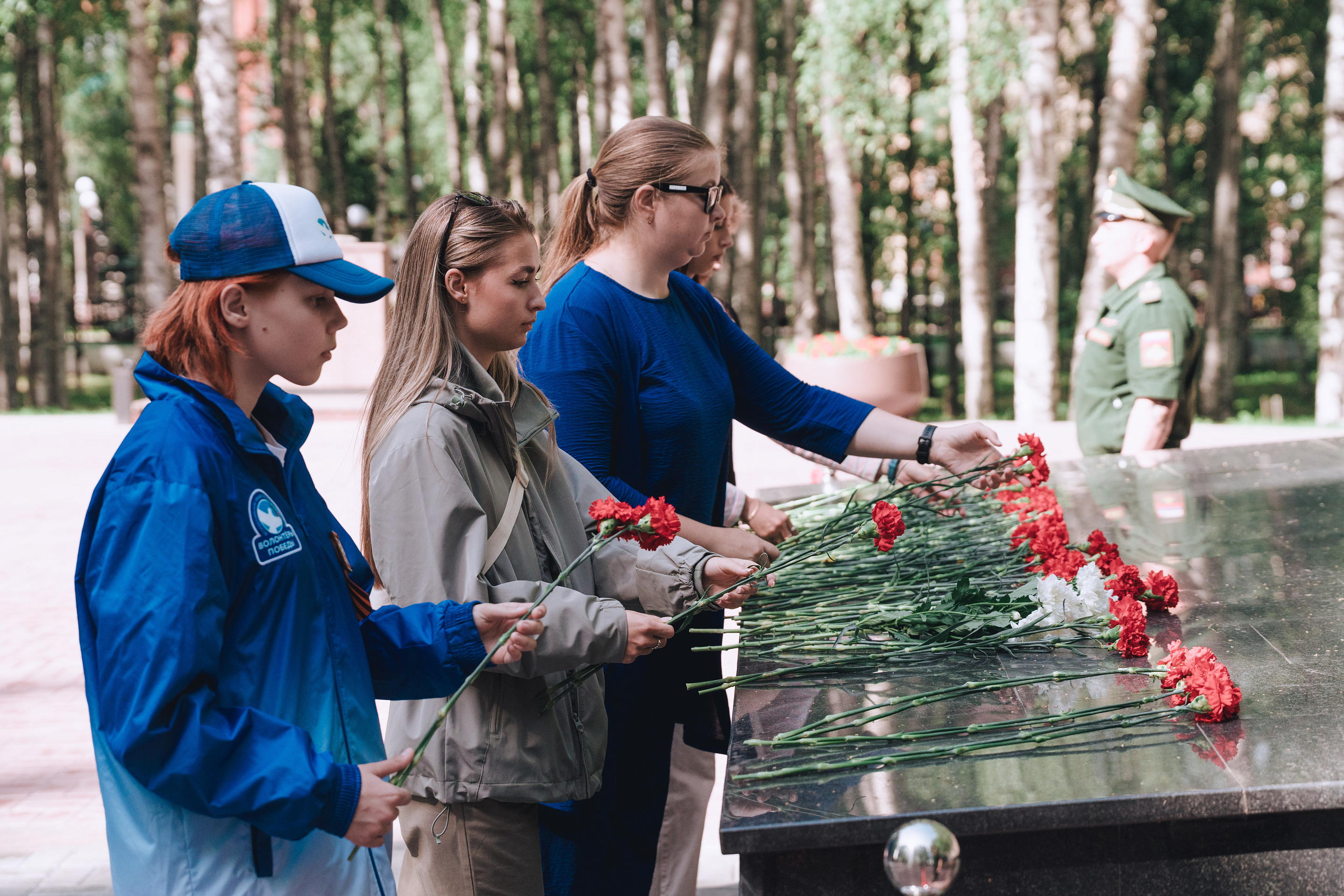 Участники форума-фестиваля «Арктика. Лед тронулся» почтили память защитников Отечества