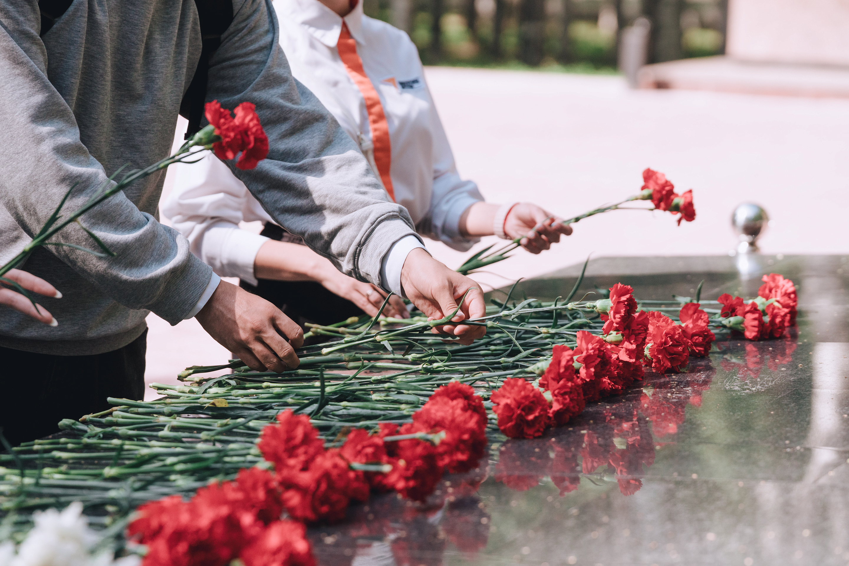 Участники форума-фестиваля «Арктика. Лед тронулся» почтили память защитников Отечества